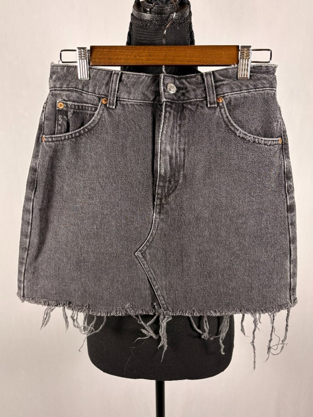 Topshop | Gray Washed Denim Mini Skirt | Women’s US 6 | Frayed Hem Distressed